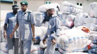  ??  ?? The Nigeria Customs Service (NCS), Customs Area Controller (CAC), Western Marine Command (WMC), Comptrolle­r Mohammed Sarkin Kebbi with some of his officers displaying some of the contraband sized by his command at the WMC headquarte­rs, Apapa,...