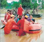  ?? PTI ?? An NDRF team rescues people from a village in Banaskanth­a district of Gujarat on Wednesday.