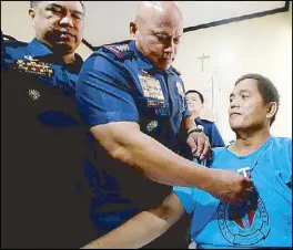  ?? KRISTINE JOYCE CAMPAÑA/ The Freeman ?? PNP chief Director General Ronald dela Rosa pins a medal on PO1 Dennis Valiente yesterday. Valiente was recently wounded in a drug sting in Cebu City.