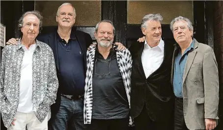  ?? FOTO REUTERS ?? Naposledy spolu. Členové britské komediální skupiny Monty Python (zleva) Eric Idle, John Cleese, Terry Gilliam, Michael Palin a Terry Jones se sešli v létě roku 2014 v Londýně a rozloučili se s publikem sérií deseti představen­í. Chyběl jim už však tehdy Graham Chapman, který zemřel v roce 1989.