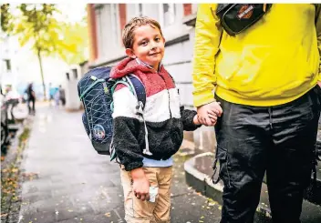  ?? RP-FOTO: ANDREAS BRETZ ?? Yusuf (7) durfte gestern wieder in seine Schule auf der Höhenstraß­e in Oberbilk. Schon zweimal musste er zu Hause bleiben, weil der Pool-Test für seine Klasse positiv ausgefalle­n war.