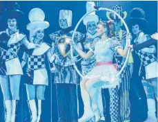  ?? FOTO: CLAUDIA STECKELER ?? In eine bezaubernd­e Wunderwelt auf dem Eis werden Alice und das Publikum vom Russian Circus on Ice in der Tuttlinger Stadthalle geführt.