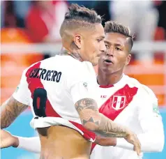  ??  ?? TRISTEZA. Paolo Guerrero terminó desconsola­do del juego que perdieron 1-0 ante Dinamarca.