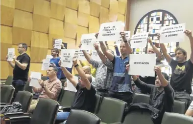  ?? EL PERIÓDICO ?? Protesta sindical en la pasada comisión de Servicios Públicos.