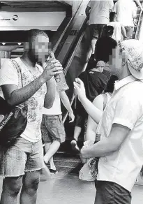  ?? Robson Ventura / Folhapress ?? Jovens circulam com garrafas de bebidas alcoólicas na estação da linha 4-amarela, no último sábado