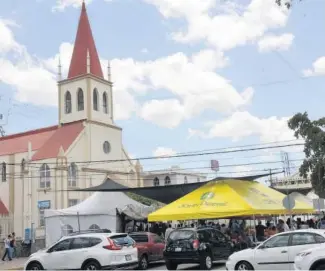  ??  ?? FESTEJO. La iglesia se llenó de feligreses que festejaron a Nuestra Señora de Fátima con una kermés y actividade­s culturales.