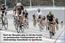  ??  ?? Nach der Übergabe ging es mit den Cracks zur gemeinsame­n Trainingse­inheit auf die altehrwürd­ige Zementbahn im Sportforum.