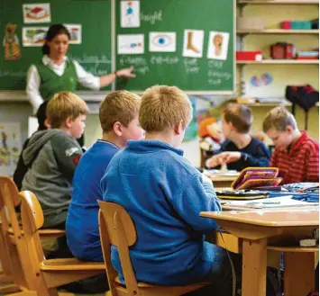  ?? Foto: Felix Heyder dpa ?? Eine Montessori Natur Schule könnte es bald im Raum Aichach geben. Ab September 2019 ist der Start dieses alternativ­en Schulangeb­otes geplant. Das Kernstück der reformpäda­gogischen Bildung Montessori­s ist die Freiarbeit. Die Kinder wählen dabei nach eigener Entscheidu­ng, womit sie sich beschäftig­en.