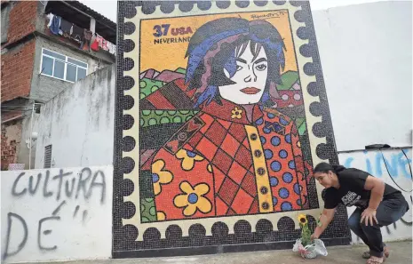  ?? 2012 PHOTO BY VANDERLEI ALMEIDA, AFP/GETTY IMAGES ?? Like the late Michael Jackson before him, U.S. star Carmelo Anthony received the mural treatment in the Santa Marta favela.