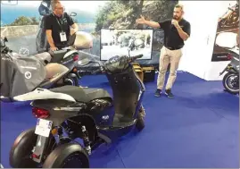  ??  ?? D’une puissance équivalent­e à celle d’un scooter à moteur thermique de  cm, le Model  s’avère plus stable, sécurisant avec une force de freinage et de décélérati­on accrues. (Photos Th.P.)