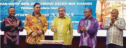  ?? (Foto BERNAMA) ?? Ahmad Zahid memotong kek sempena ulang tahunnya pada majlis amanat tahun baharu 2026 kepada warga NADMA di Markas SMART, Jalan Pulau Meranti, Puchong, semalam.