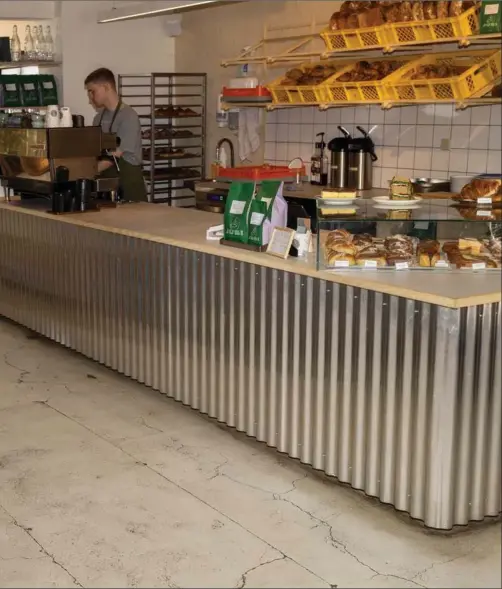  ?? ?? David Milberg Rask Andersen åbnede den nye bagerbutik på Ny Munkegade i sommeren 2021. Efterfølge­nde åbnede cafeen ved siden af. Foto: Kim Frost