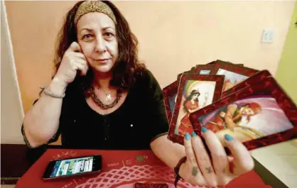  ?? Robson Ventura/Folhapress ?? A terapeuta holística e xamã Bethy Santana, 57 anos, que faz leitura de baralho cigano e tarô marselha a distância, por meio do aplicativo de mensagens WhatsApp; ela diz atender até pessoas de outros países