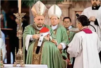  ?? /LAURA LOVERA ?? Carlos Aguiar recibe el palio arzobispal de manos del nuncio Franco Coppola en la Catedral metropolit­ana