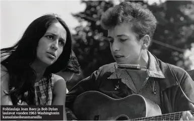  ??  ?? Folklaulaj­a Joan Baez ja Bob Dylan laulavat vuoden 1963 Washington­in kansalaiso­ikeusmarss­illa