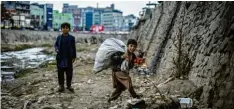  ?? Foto: Oliver Weiken, dpa ?? Anstatt zur Schule gehen zu dürfen, müssen viele Kinder arbeiten, um Geld für ihre Familie dazu zu verdienen. Zum Beispiel diese beiden Jungen aus Kabul in Afghanista­n.