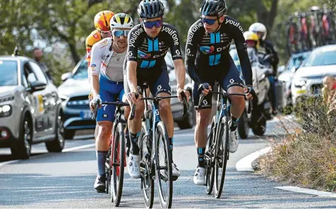  ?? Foto: Roth, dpa ?? Marco Brenner (vorne) musste bei Strade Bianche mit Rückenprob­lemen aufgeben.