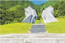  ??  ?? Im Sutjeska-Tal erinnert ein Denkmal an die Schlacht im Zweiten Weltkrieg.