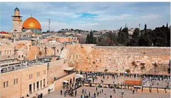  ?? FOTO: THOMAS COEX/AFP ?? Heilige Orte für Juden, Muslime und Christen: Klagemauer und Felsendom in der Altstadt Jerusalems.