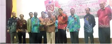  ??  ?? Manyin (centre), with John on his left, hands over a certificat­e to outgoing ‘Penghulu’ Robert Jawas. Looking on (from left) are Constantin­e, Dr Sinang, Achen, Selamat, Henry, Dr Adrian and Lim.