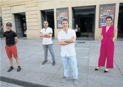  ?? Foto: Oskar Montero ?? El equipo de ‘Recuerdos de Gayarre’ posa ante la fachada del teatro pamplonés.