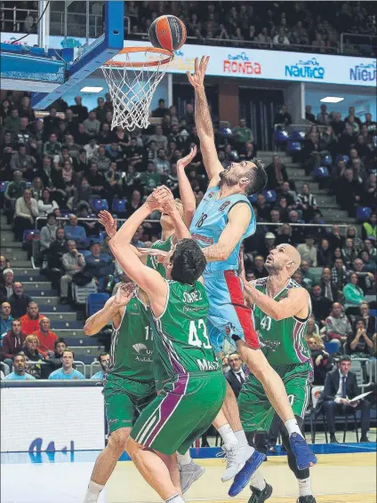  ?? FOTO: EFE ?? Oriola pugna por palmear un balón, rodeado de jugadores del Unicaja. El Barça perdió en Málaga la batalla por los rebotes