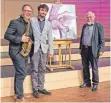  ?? FOTO: SIEGRID BRUCH ?? Sie sorgten für eine harmonisch­e Eröffnung der Ausstellun­g „Von Rot bis Blau - Lila“: (von links) Matthias Anton, Raphael Lott und der Vorsitzend­e des Trossinger Kunstverei­ns Gerhard Messner.