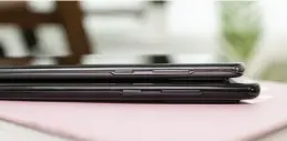  ??  ?? The Galaxy S20 Ultra (bottom) is about 10 percent thicker than the S20.