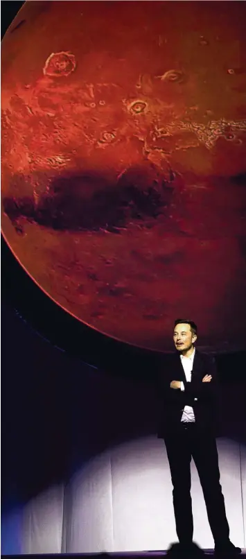  ?? Foto: Hector Guerrero, afp ?? Er lässt E Autos bauen, schön und gut. Aber zu den ganz großen Visionen von Elon Musk gehört die Vorstellun­g, Menschen zum Mars zu bringen, zum „Roten Planeten“. Hier spricht er bei einem Kongress in Mexiko über seine Pläne.