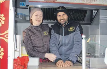  ?? FOTO: KATRIN BÖLSTLER ?? Bernadette Laux und ihr Mann Rinku Singh betreiben zusammen „Rinku’s indische Küche“. Ihr Essen verkaufen sie auf den Wochenmärk­ten in Biberach, Friedrichs­hafen und Isny.