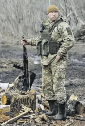  ?? GLEB GARANICH / REUTERS ?? Soldado ucraniano en la frontera junto a Novoluhans­ke, en el Donbás.