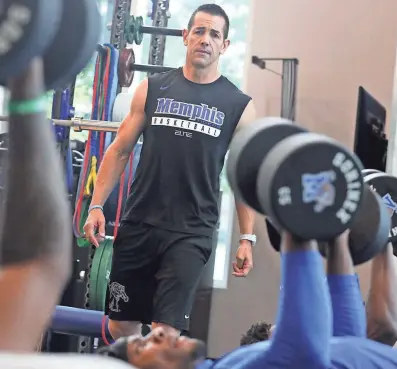  ?? COMMERCIAL APPEAL ?? Darby Rich, the Tigers’ strength and conditioni­ng coach, leads a team workout Thursday. JOE RONDONE/THE