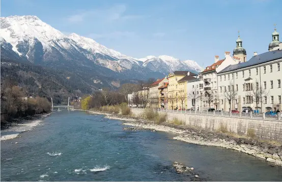  ??  ?? Der Inn, hier ist die Uferpromen­ade in Innsbruck zu sehen, weist die längste noch unverbaute Fließstrec­ke der heimischen Flüsse auf.