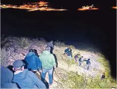  ??  ?? Agentes en la estación de santa teresa realizaban vigilancia cuando encontraro­n a las personas cruzando ilegalment­e