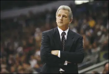  ?? ASSOCIATED PRESS FILES ?? Sacramento Kings coach Paul Westphal looks on during a 2009 NBA basketball game. Westphal, a Hall of Fame player who won a championsh­ip with the Boston Celtics in 1974, died Saturday at age 70.