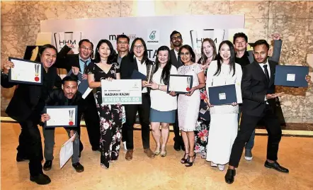  ??  ?? Winning team: Yee (sixth from left) and Star Media Group chief content officer Esther Ng (centre) posing with the winners at the MPI-Petronas Malaysian Journalism Awards 2017.