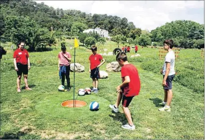  ?? FEDE CEDÓ ?? Alumnos de una escuela practican Futbolgolf en el circuito de Santa Susanna