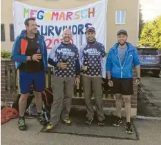  ??  ?? Die vier Extrem-Wanderer Stefan Geis, Martin Baumeister, Uli Moosmüller und Stefan Mayerböck (von links) werden in Villenbach mit einem Transparen­t empfangen.