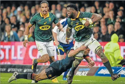  ?? Picture: GALLO IMAGES ?? HIGH-QUALITY OUTING: Springbok flank Siya Kolisi, with ball, in action during the second Test match between South Africa and France at King’s Park in Durban on Saturday. The Springboks won 37-15 to clinch the three-match series with a game in hand