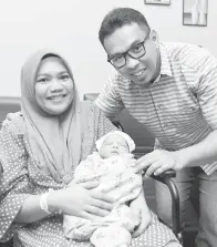  ?? — Gambar Bernama ?? GEMBIRA: Noor’adn) bersama suami Mohd Yuhairil, gembira selepas bayi lelaki mereka yang seberat 3.34 kilogram dilahirkan pada 8.38 pagi semalam di Hospital Sultanah Nur Zahirah (HSNZ) ketika ditemui dekat Kuala Terengganu, semalam.