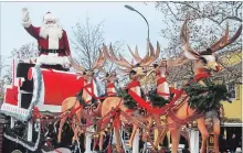  ?? MIKE ZETTEL
NIAGARA-ON-THE-LAKE ADVANCE FILE PHOTO ?? Santa Claus will be making his way down Queen Street Saturday.