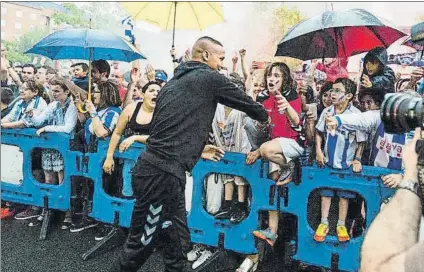  ?? FOTO: ALAVÉS ?? Deyverson El delantero brasileño del Alavés saluda a los aficionado­s albiazules que acudieron a despedir al equipo gasteiztar­ra