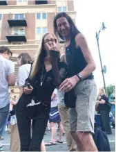  ?? CARMEN LOPEZ ?? Jane Nye with her friend Steven Whitney at the Glenwood Avenue Arts Fest in 2019.