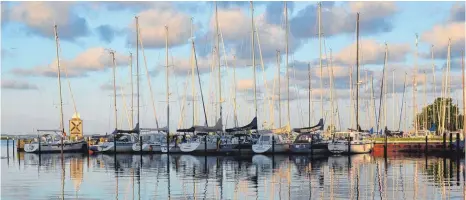  ?? FOTO: FRANZ LERCHENMÜL­LER ?? Wie gemalt: früher Morgen am Wasser in Lemkenhafe­n mit rosa Wölkchen im Stil alter italienisc­her Meister.