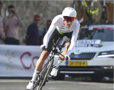  ??  ?? Steve gets the Vuelta underway on the opening stage time trial in Malaga