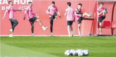  ?? Agence France-presse ?? Sevilla’s players exercise during a training session on Tuesday.