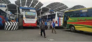  ?? EDI SUSILO/JAWA POS ?? TUNGGU PENUMPANG: Bus ngetem di Terminal Purabaya. Jelang tahun baru, kondisinya sama seperti saat pandemi.