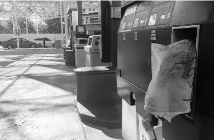  ?? KYLE ARNOLD/STAFF ?? Plastic bags are used on empty gas pumps at a 7-Eleven on Colonial Drive on Tuesday. About 47 percent of area gas stations did not have fuel.