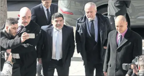  ??  ?? ENFADADO. Aurelio de Laurentiis,presidente del Nápoles y segundo por la derecha, a su llegada a Madrid el pasado martes junto con Maradona.