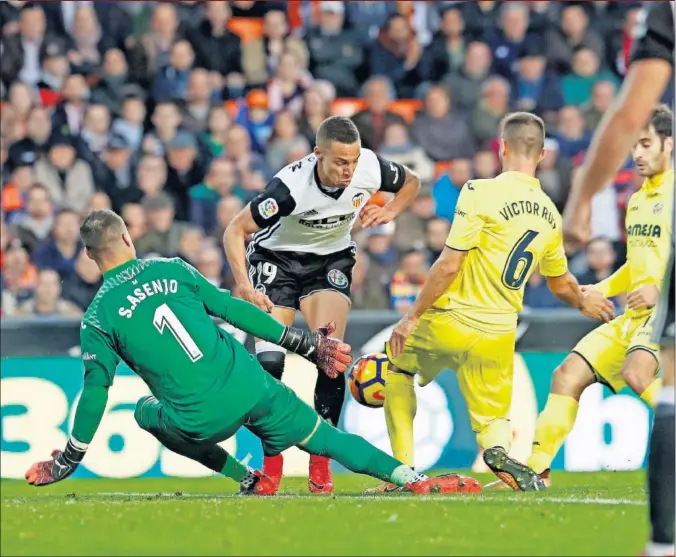  ??  ?? ASENJO, UN MURO. El guardameta no mostró nunca ningún síntoma de flaqueza y mantuvo a flote a los suyos en los peores momentos del Villarreal.